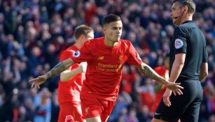 Coutinho celebra una anotación con el Liverpool en Premier