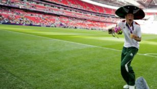 Jorge Enríquez celebrando con su medalla de Oro en Wembley