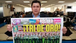 Luis Fernando Tena posa con la portada de RÉCORD