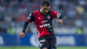 Rafa Márquez disputa un duelo con Atlas en el A2017