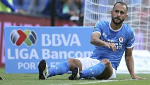 Víctor Vázquez en un partido con Cruz Azul