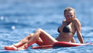 Pamela Anderson se mostró a gusto con su bikini negro