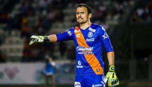 Juan de Dios Ibarra da instrucciones durante un partido con el Puebla