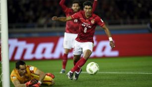 Paulinho disputa un juego con el Guangzhou Evergrande 