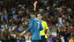 Ricardo de Burgos expulsando a Cristiano Ronaldo en el juego de la Supercopa