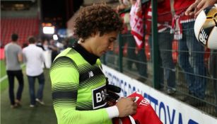 Ochoa firma una playera tras un juego del Lieja