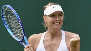 Sharapova sonríe, durante un juego de tenis
