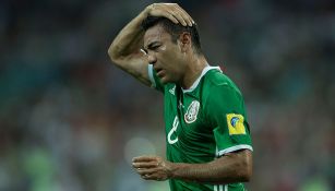 Marco Fabián se queja en juego de Confederaciones 