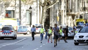 Las personas se alejan tras el ataque en Las Ramblas