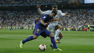 Luis Suárez pelea un balón en la Supercopa de España