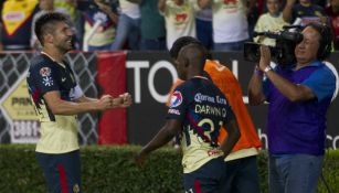 Oribe Peralta celebra un gol frente a una cámara de televisión