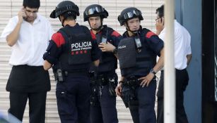 Policía española atiende tras el atentado en Barcelona