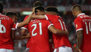 Jugadores del Benfica celebran un gol
