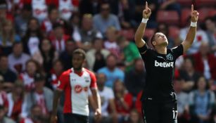 Chicharito festeja un gol con el West Ham