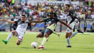 Da Silva intenta sacar un disparo durante el encuentro Lobos BUAP vs América