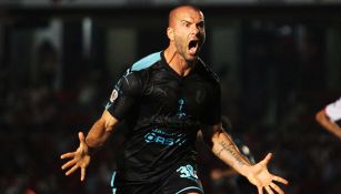 Emanuel Villa festeja el gol contra Veracruz