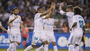 Casemiro festeja con sus compañeros su gol contra el Deportivo