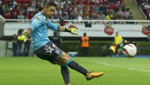 Moisés Muñoz despeja el balón en el partido contra Chivas