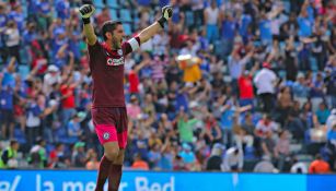 Jesús Corona celebrando un gol de Cruz Azul