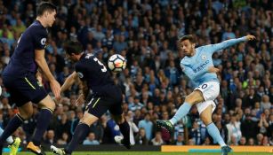 Bernardo Silva saca un remate durante el juego contra Everton