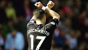 Chicharito celebra uno de sus dos goles con el West Ham