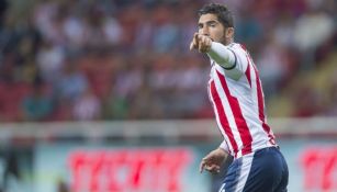 Jair festeja un gol con Chivas