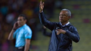 Roberto Hernández en un partido de Morelia