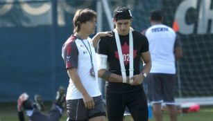 Almeyda habla con Pulido durante un entrenamiento de las Chivas