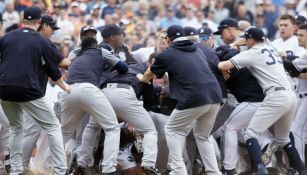 Momento en el cual jugadores de Tigers y Yankees se pelean