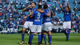 Méndez celebra un gol con sus compañeros de Cruz Azul