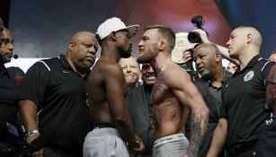 Mayweather y McGregor, durante la ceremonia de pesaje 