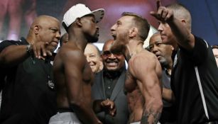 Mayweather y McGregor durante la ceremonia de pesaje