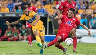 Javier Aquino patea el balón en el juego contra Lobos