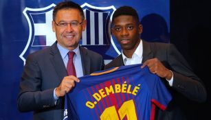 Dembélé posa junto a Bartomeu en su llegada al Barcelona