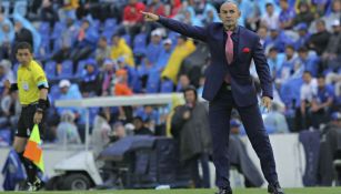 Paco Jémez da indicaciones a su equipo 