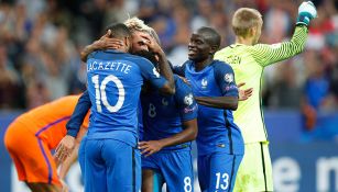 Jugadores de Francia celebran una anotación contra Holanda