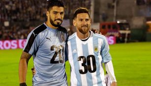 Luis Suárez y Leo Messi posan juntos en favor de la candidatura