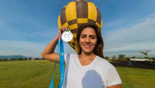 Adriana Jiménez posa con su plata tras un recorrido en globo