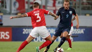 Harry Kane disputa un balón con el defensa Magri de Malta 