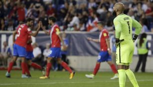 Marco Ureña festeja un gol contra EU ante la mirada de Tim Howard