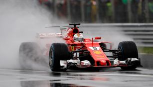 Vettel recorre el circuito dentro de su monoplaza 