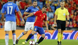 David Villa controla un balón frente a Italia