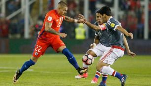 Castillo pelea por el balón en el duelo de Chile contra Paraguay