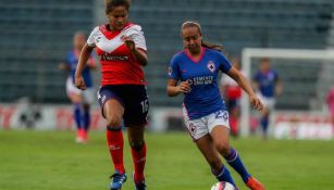 Gloria Abitia pelea un balón durante el juego de Cruz Azul