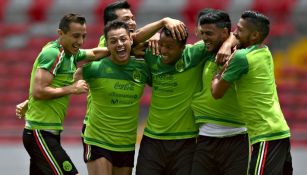 Seleccionados mexicanos se divierten durante el entrenamiento