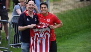 Fan de Chivas sorprendió a Salcedo en Frankfurt 