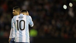 Messi se lamenta durante el juego contra Venezuela