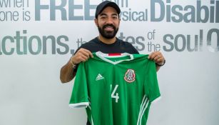 Marco Fabián posa con la camiseta del Tri