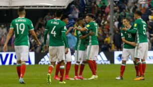 Jugadores de México festeja un gol contra Panamá