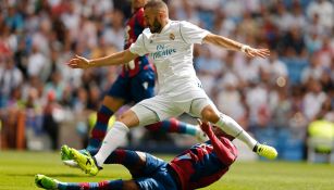 Benzema intenta un remate frente al marco del Levante
